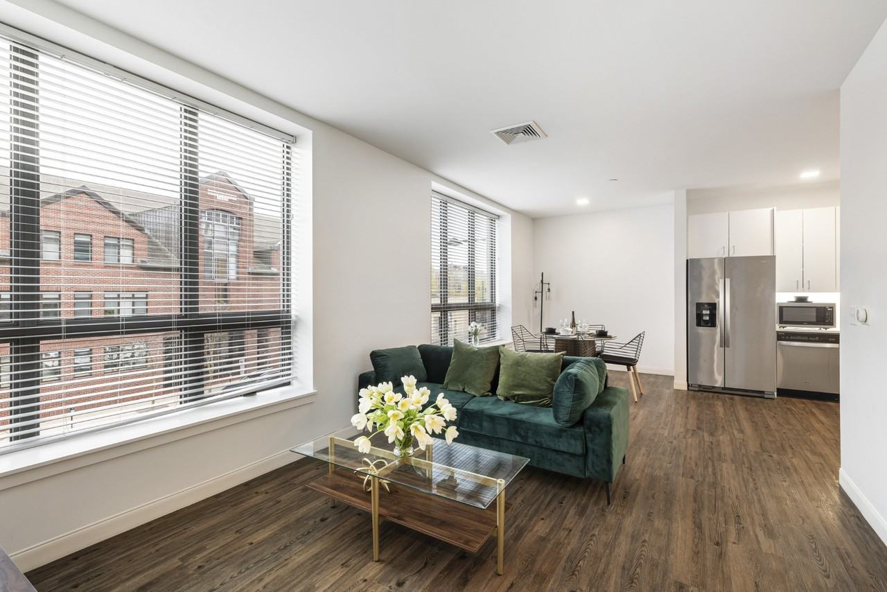 Trio Newton - Photo 2 of 7