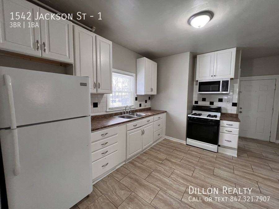 1542 Jackson St #1 - Photo 2 of 15