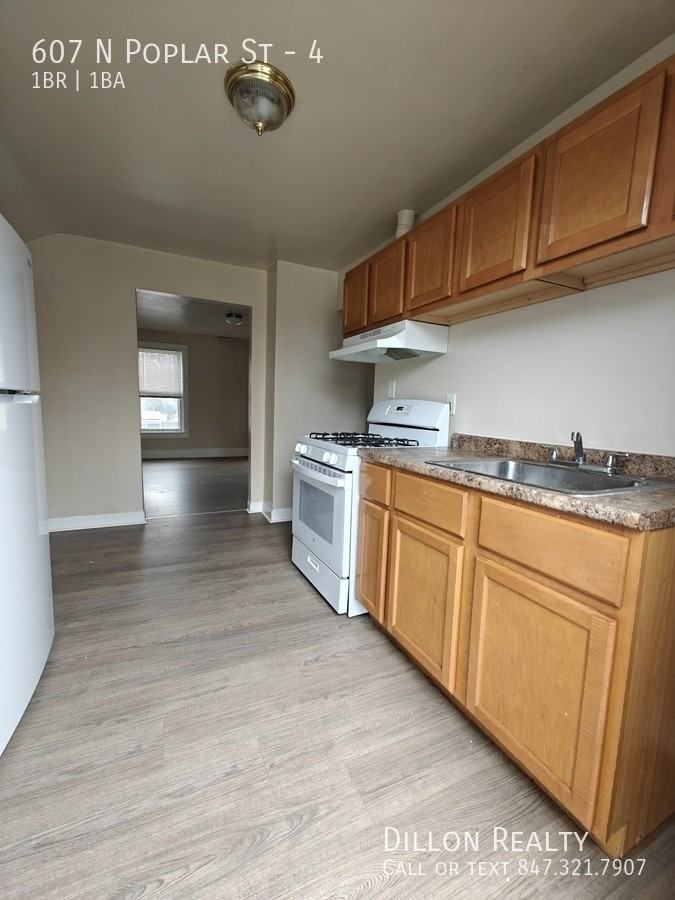 607 N Poplar St #4 - Photo 4 of 10