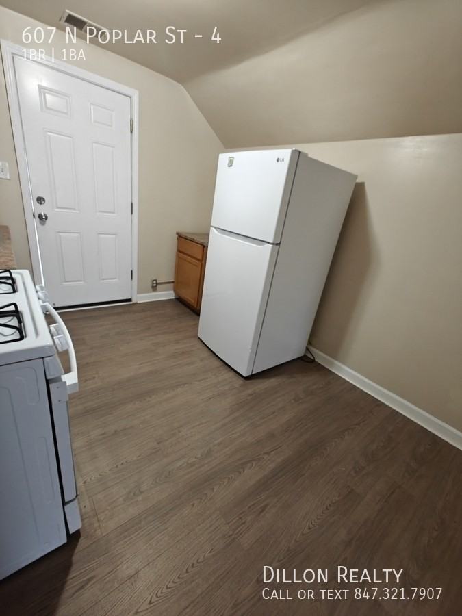 607 N Poplar St #4 - Photo 5 of 10