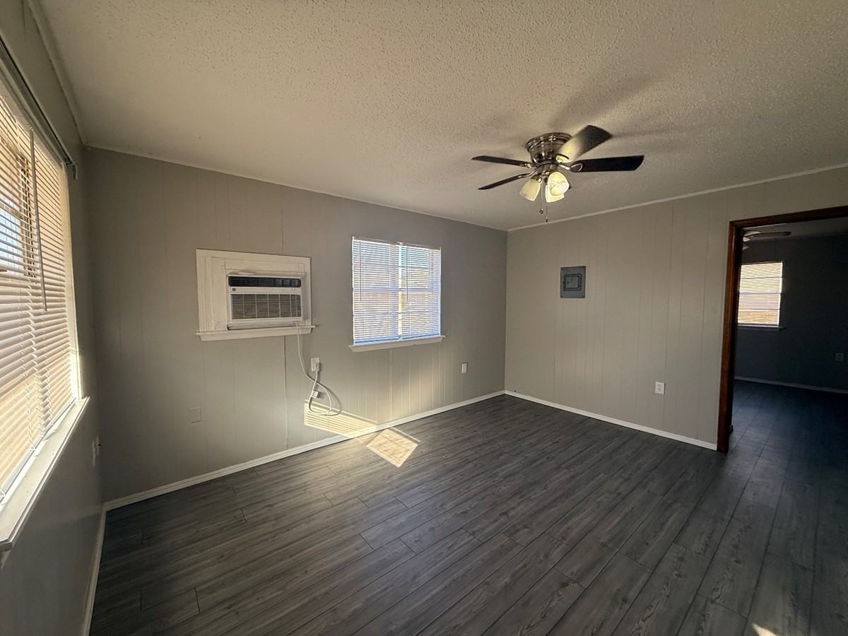 319 E Edwards St #1 - Photo 4 of 17