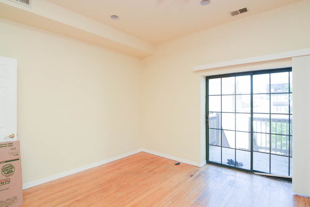 218 W Division St #3 - Photo 4 of 21