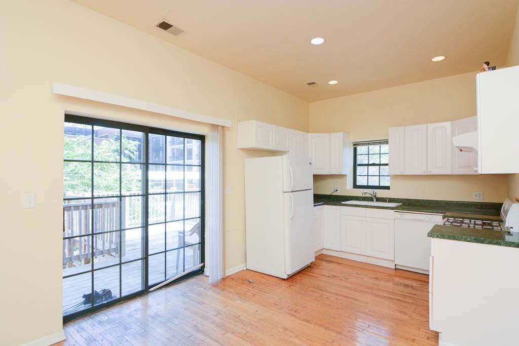 218 W Division St #3 - Photo 5 of 21