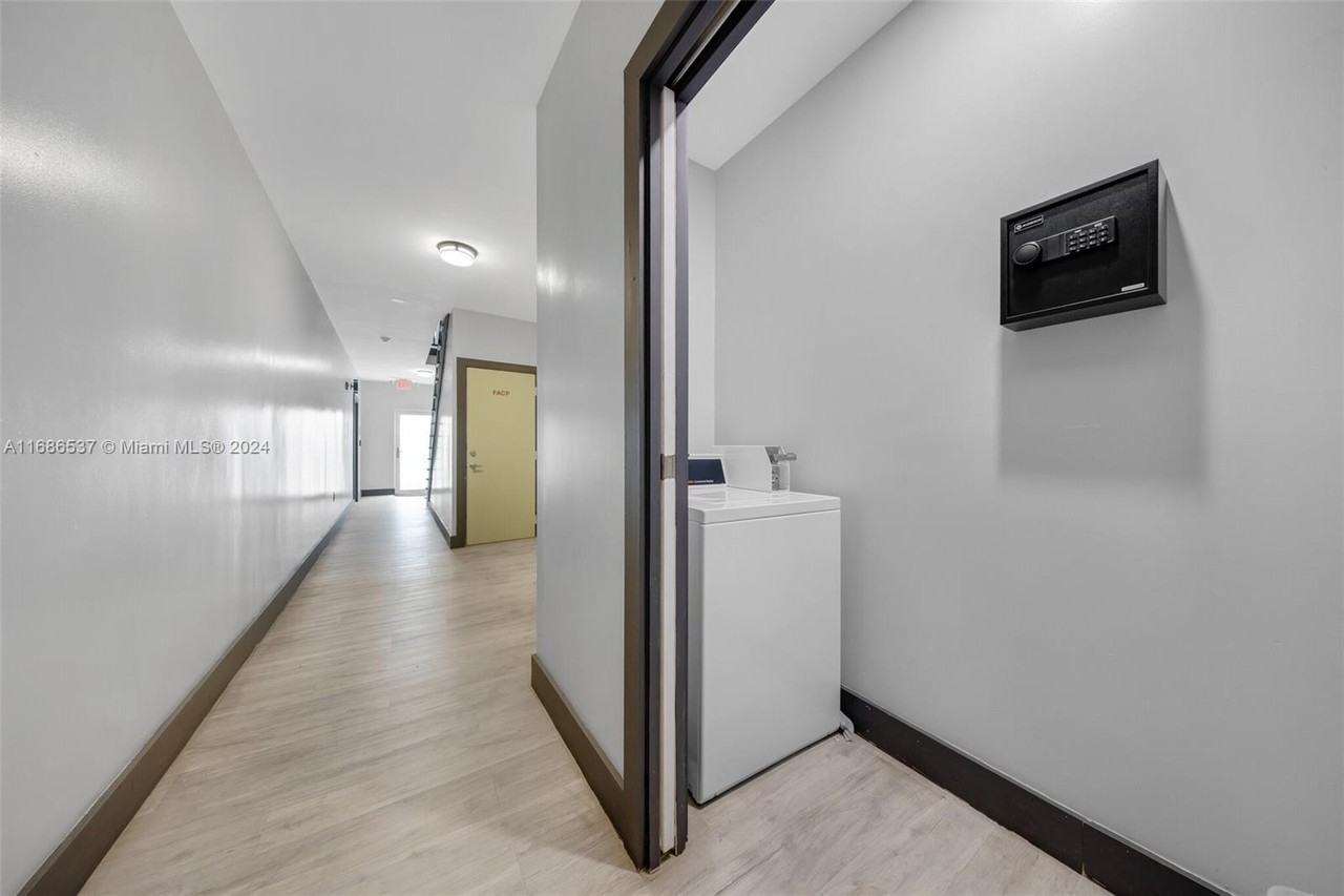 1020 SW 23rd Ave - Photo 4 of 5