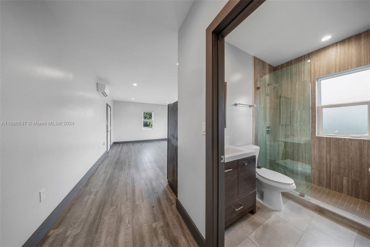 1020 SW 23rd Ave - Photo 5 of 5