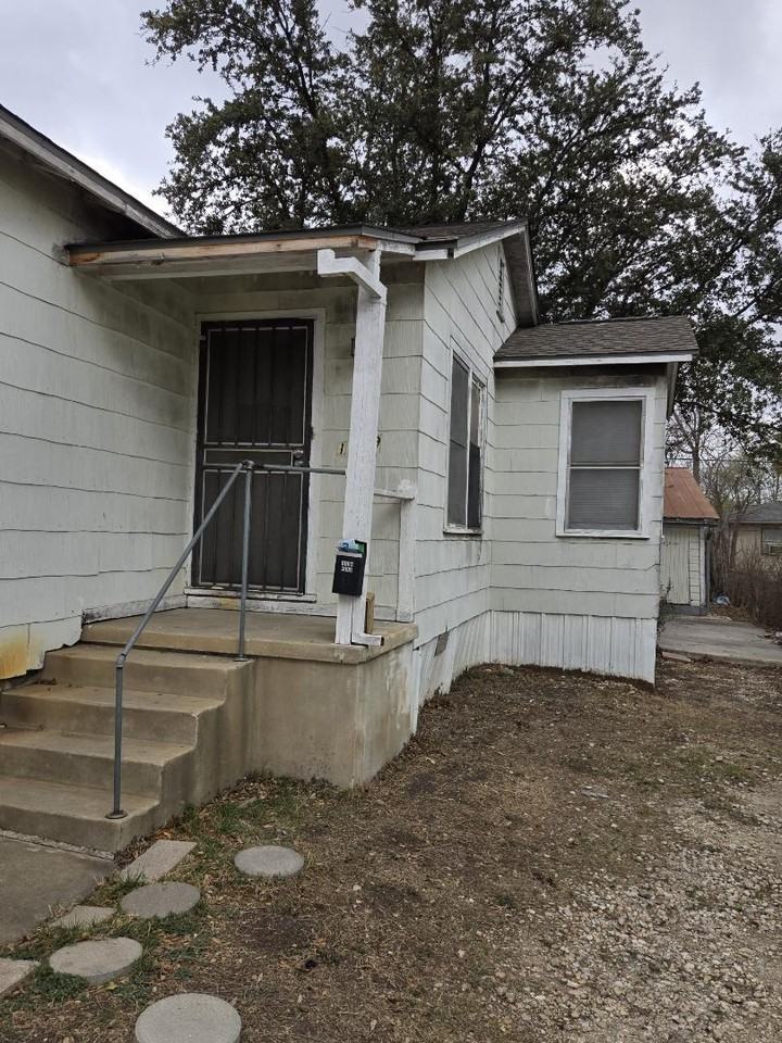 1339 W Hollywood Ave - Photo 2 of 20