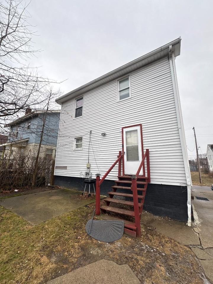 1527 Clermont Rd - Photo 5 of 13