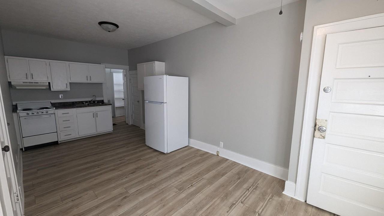 838 East 3rd Street - Photo 3 of 10