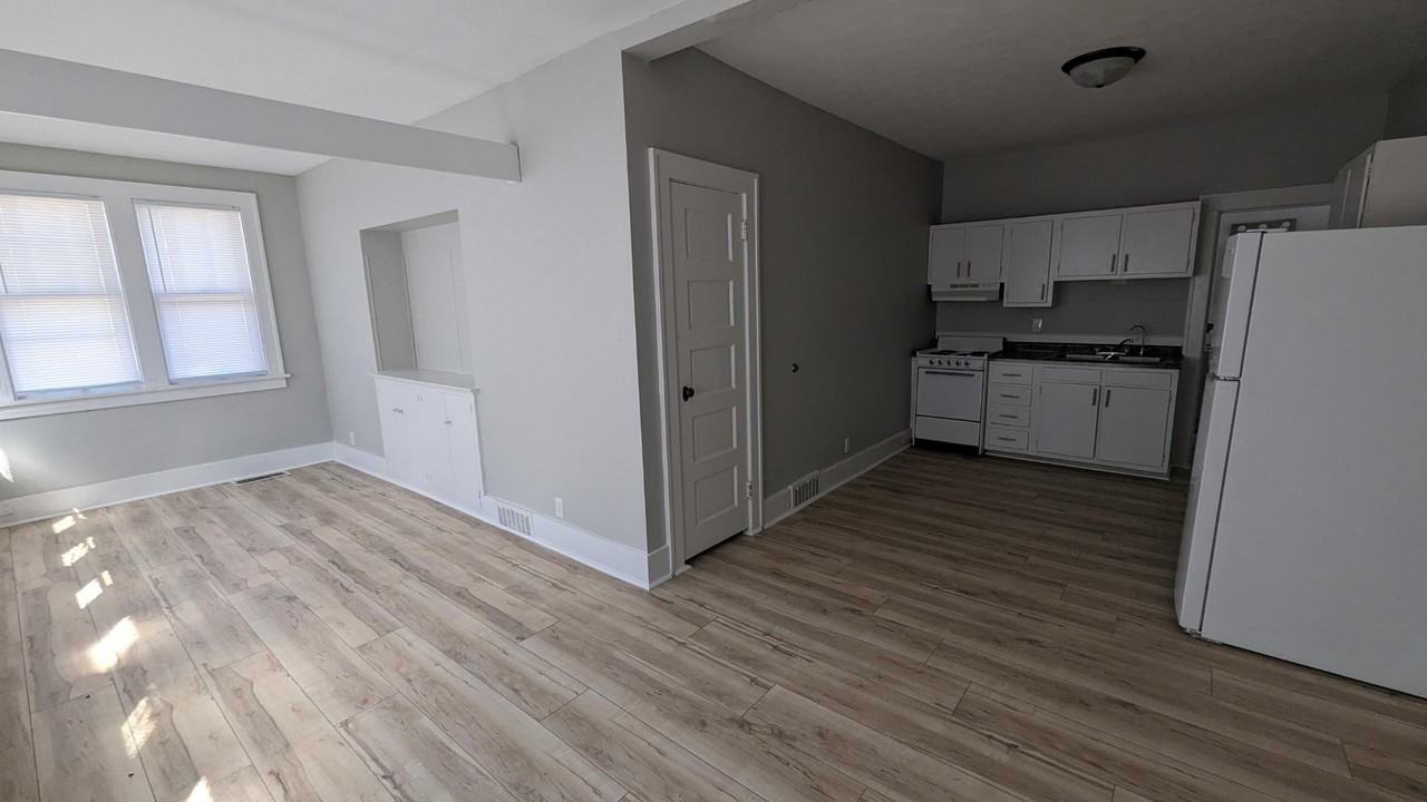 838 East 3rd Street - Photo 4 of 10