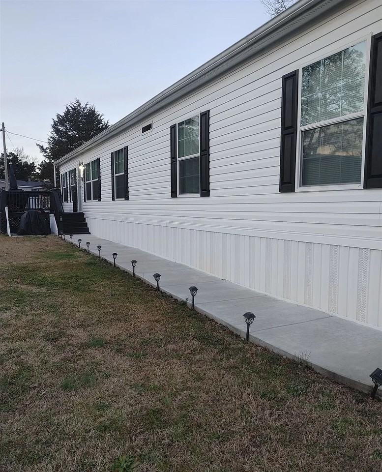 379 Robin Ln - Photo 2 of 26