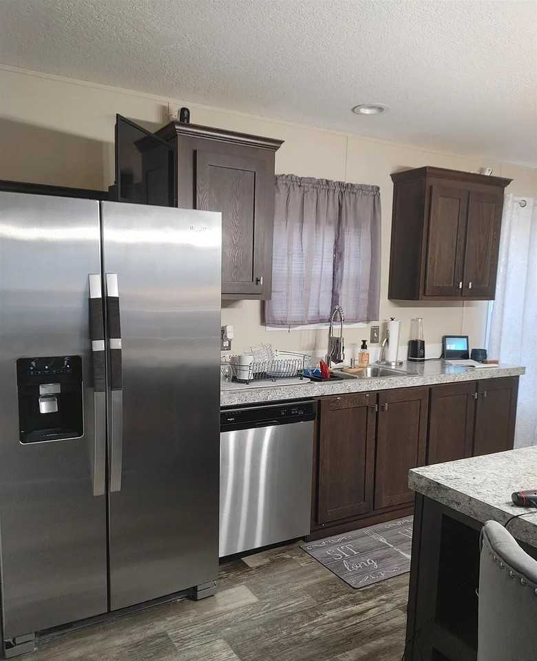 379 Robin Ln - Photo 7 of 26