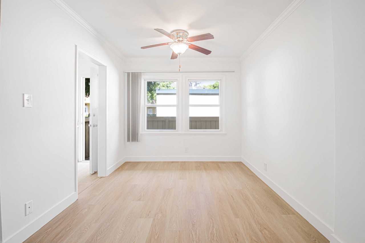 Vintage - Photo 3 of 23