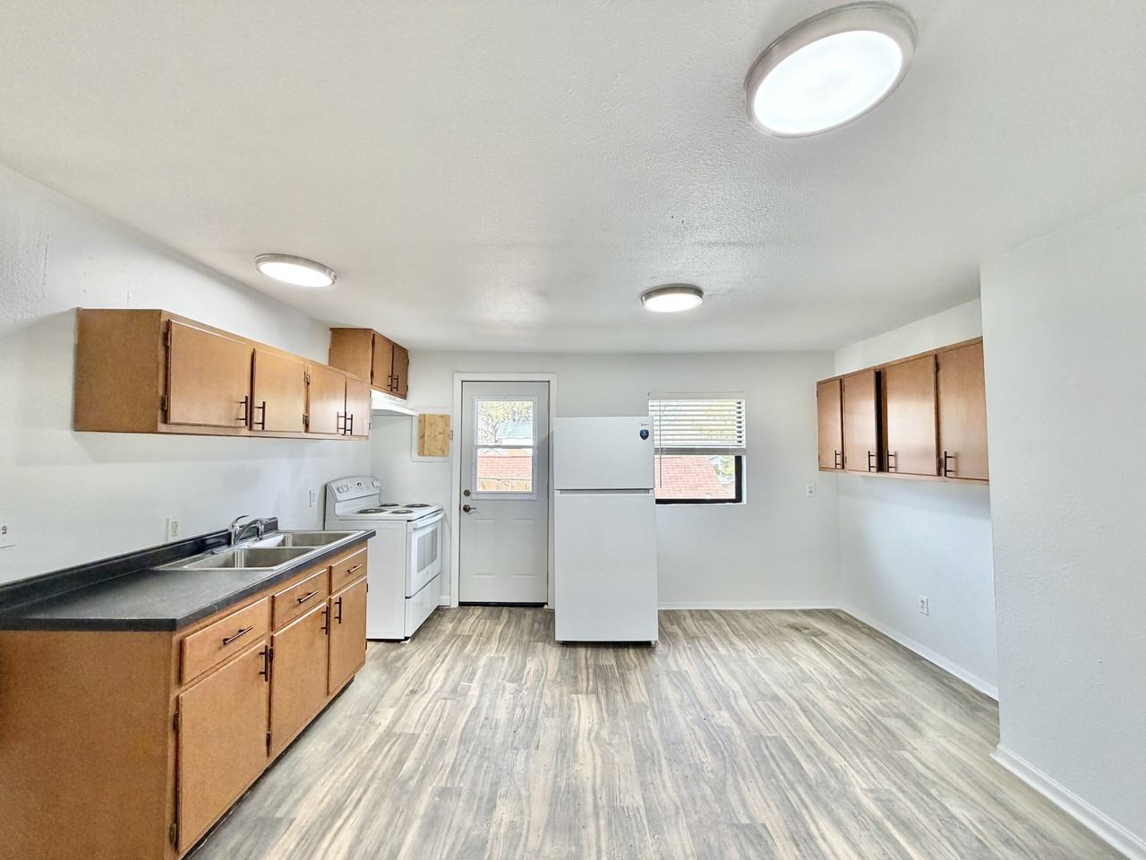 425 S Jackson St #2 - Photo 2 of 15