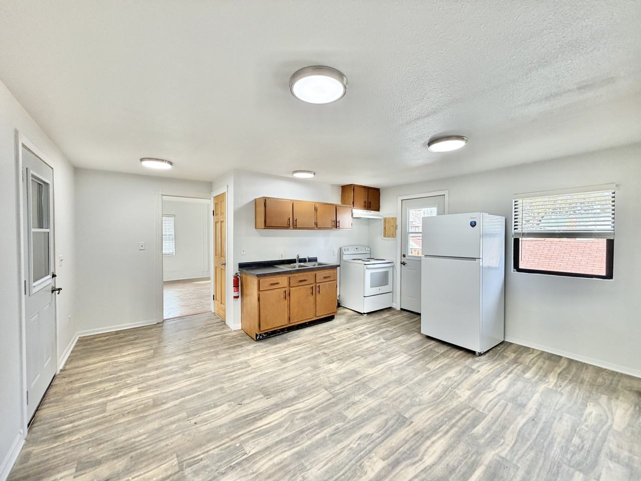 425 S Jackson St #2 - Photo 3 of 15