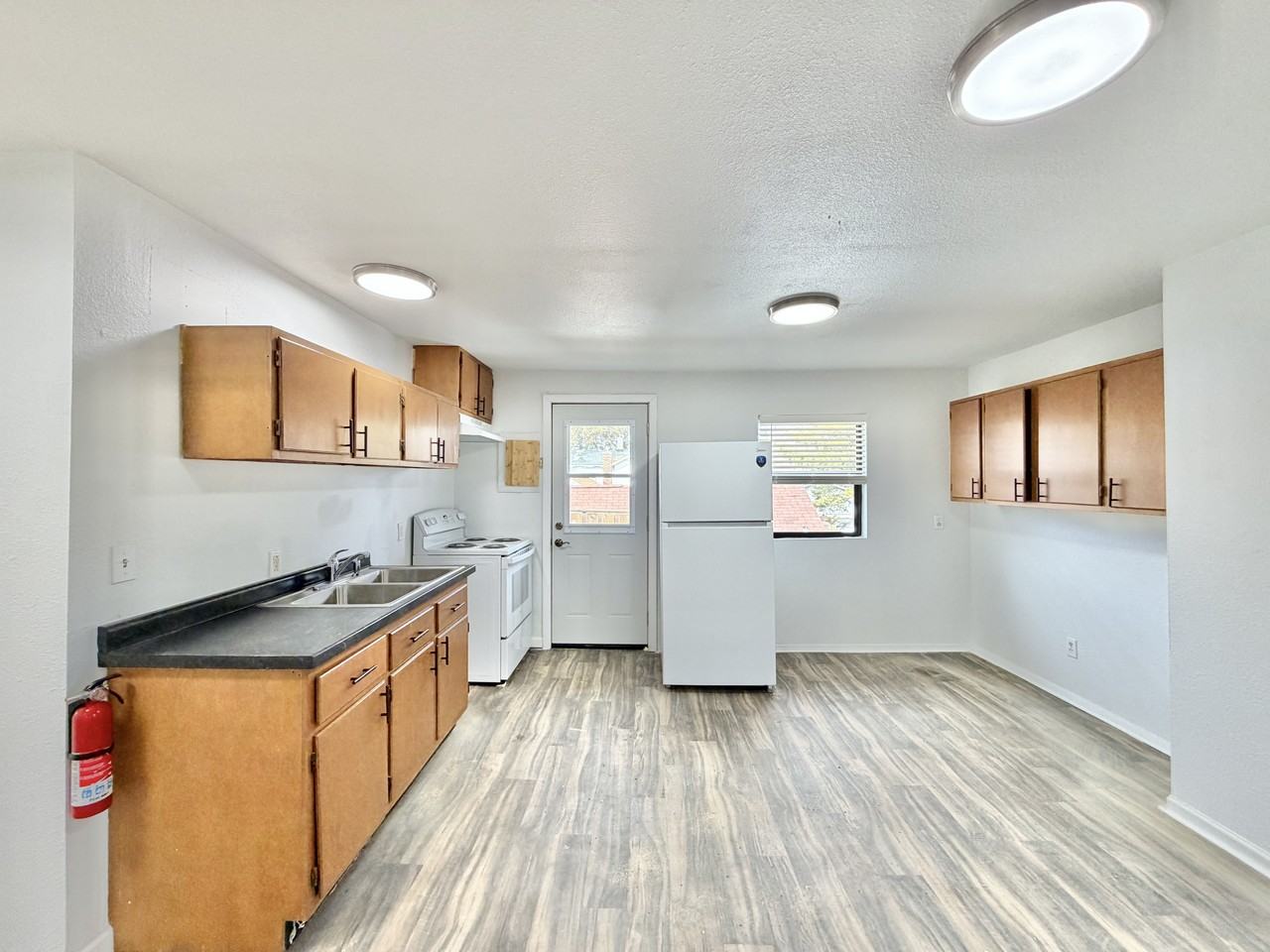 425 S Jackson St #2 - Photo 4 of 15