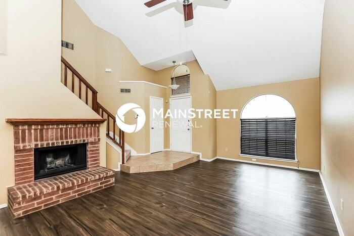 2411 Bennington Dr - Photo 4 of 17