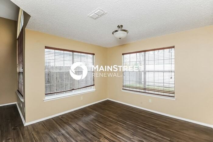 2411 Bennington Dr - Photo 6 of 17