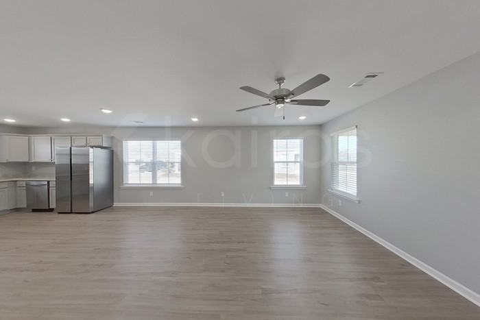 350 Angela St - Photo 5 of 22