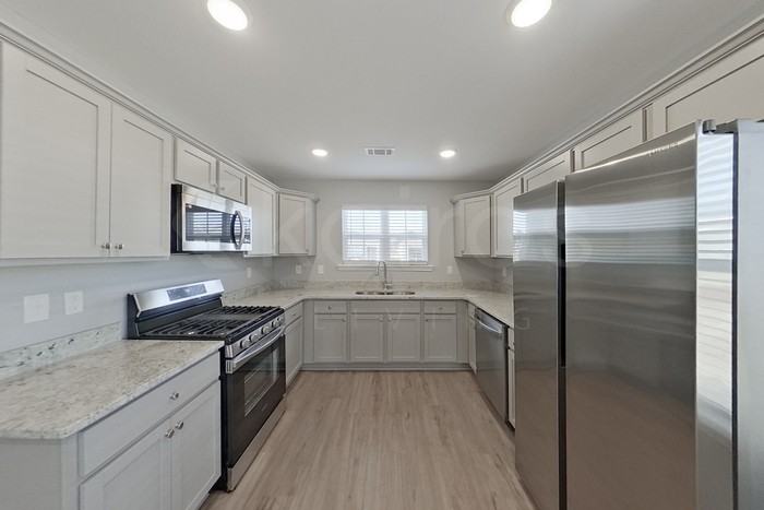 350 Angela St - Photo 7 of 22