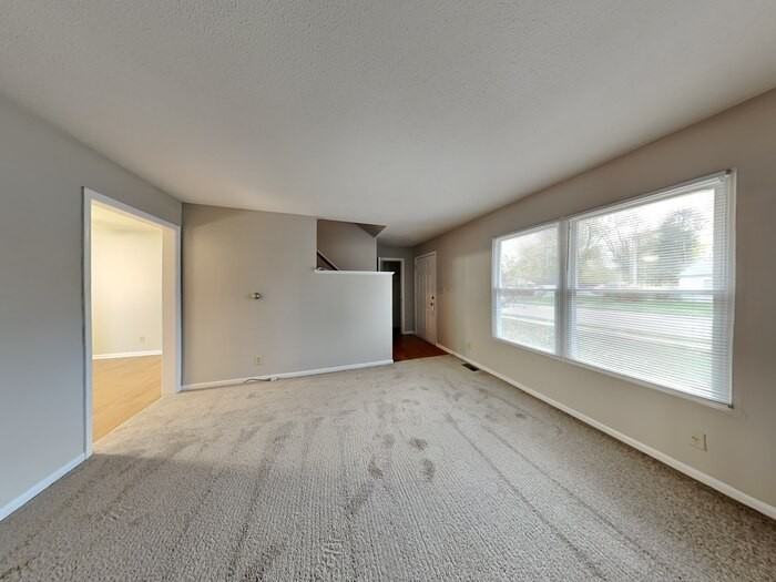 1207 Greenfield Dr - Photo 4 of 21