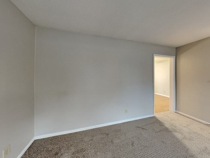 1207 Greenfield Dr - Photo 5 of 21