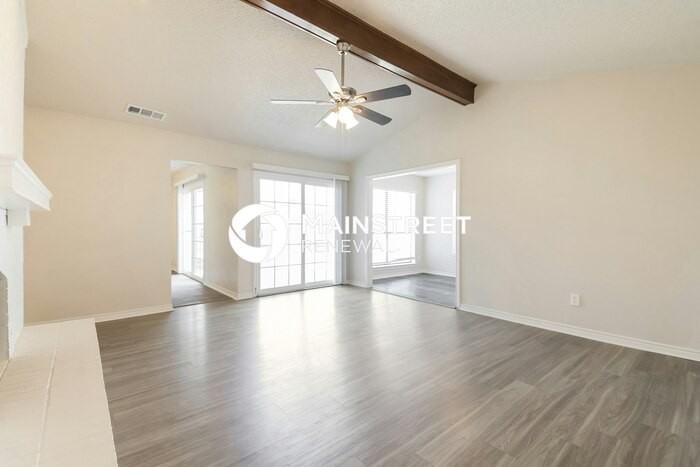 1613 Glencairn Ln - Photo 4 of 17