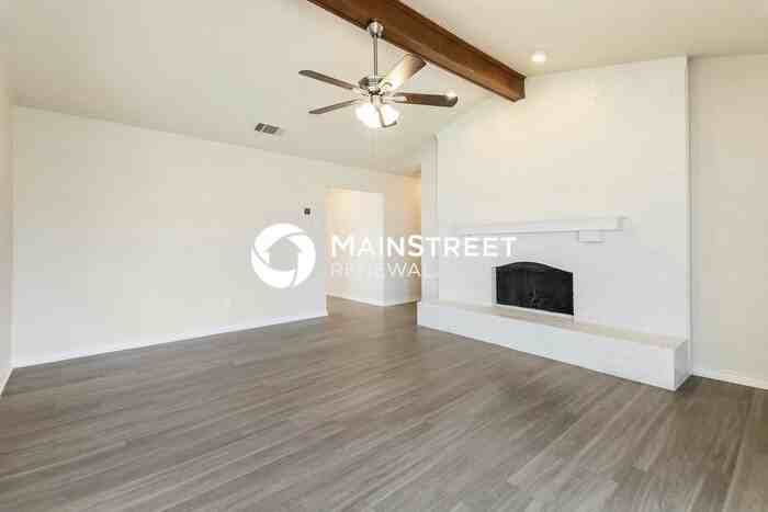 1613 Glencairn Ln - Photo 5 of 17