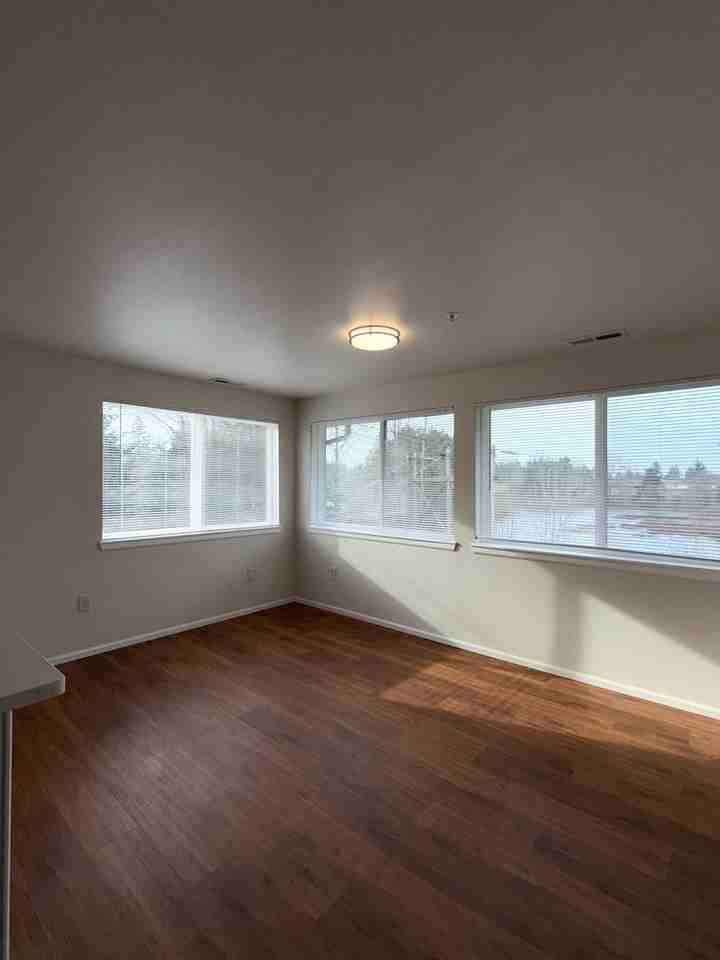 Lakeshore Apartments - Photo 4 of 26