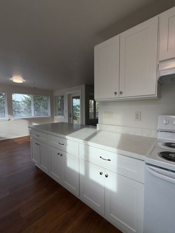 Lakeshore Apartments - Photo 6 of 26