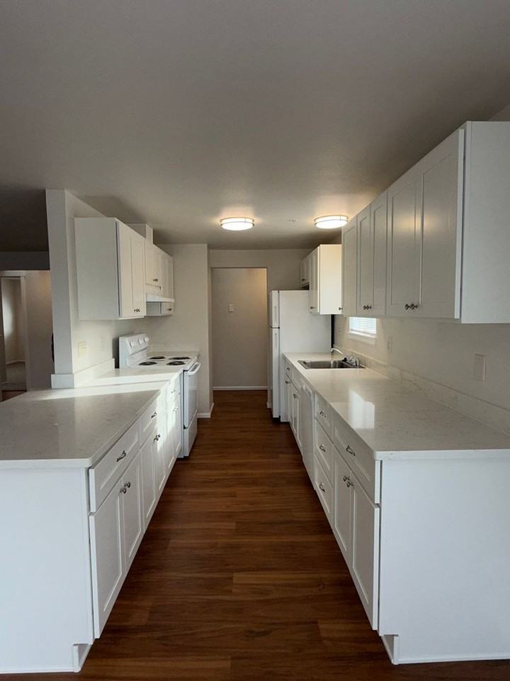 Lakeshore Apartments - Photo 7 of 26