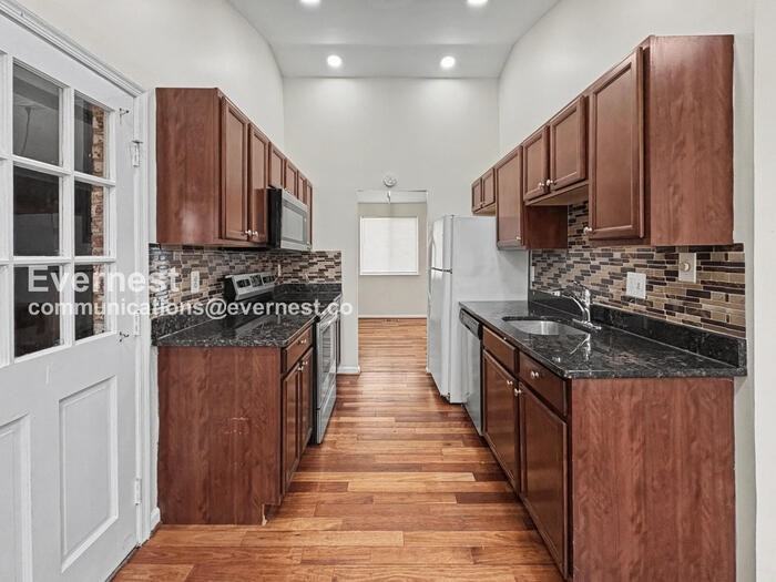 9005 Heatherfield Ct - Photo 3 of 32