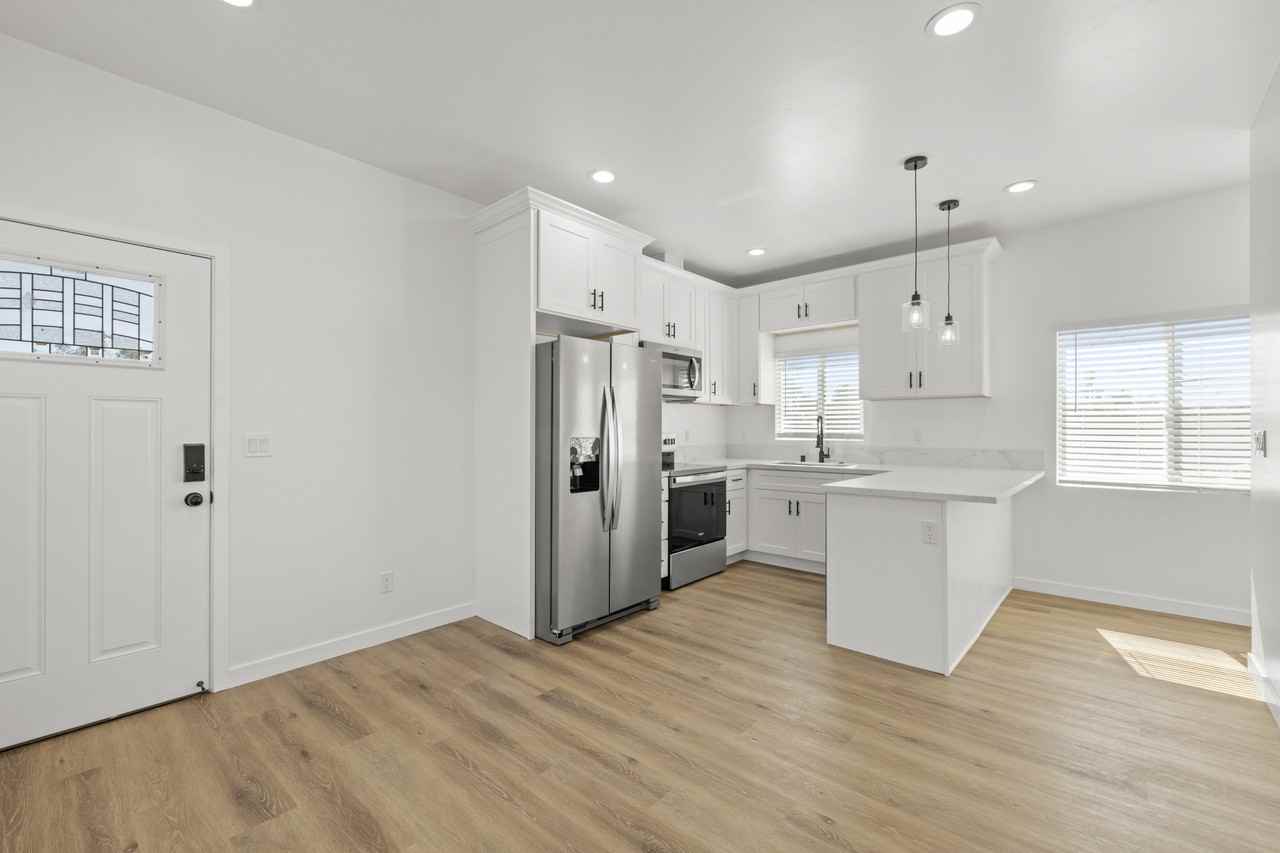 6402 Shane PlaceUnit 1 #6402UNIT1 - Photo 3 of 10