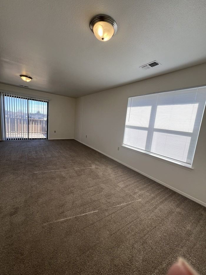 1387 Dakota Dr - Photo 3 of 4