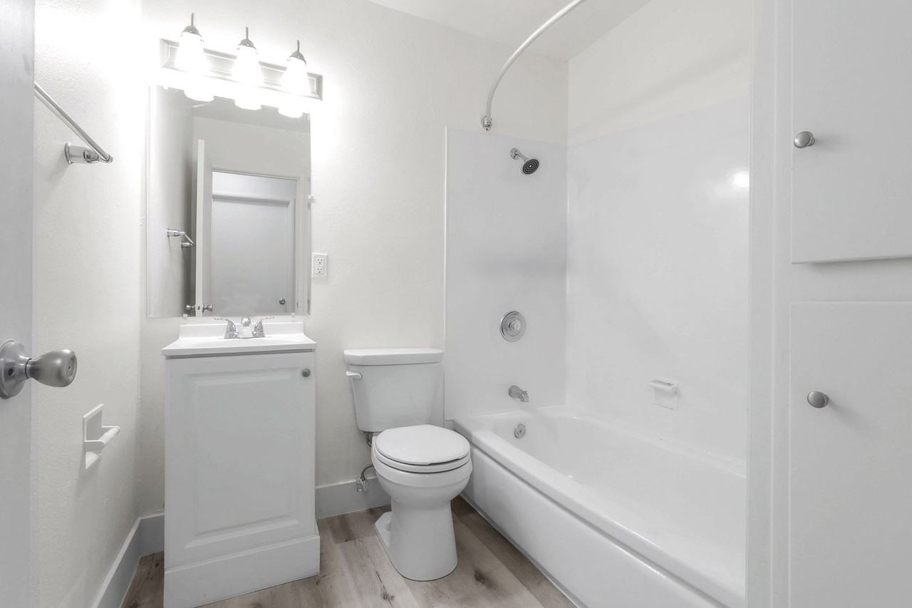 Las Palmas Apartments - Photo 7 of 9