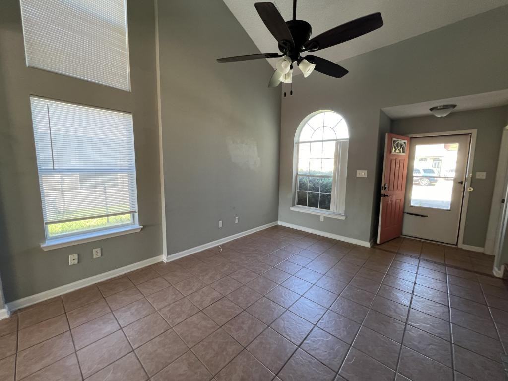 2302 Tracey Ann Ln - Photo 4 of 27