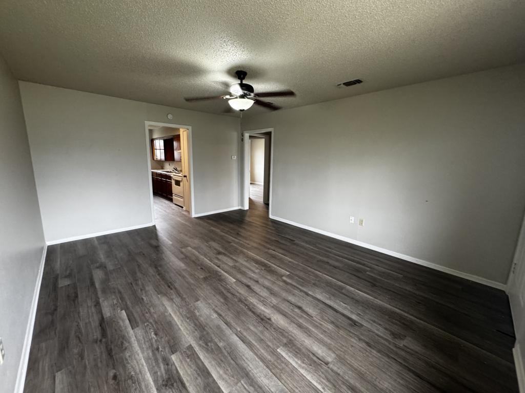507 W Avenue A - Photo 6 of 19