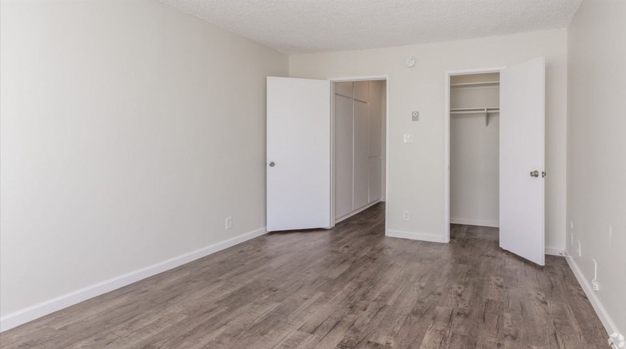 18540 Plummer Street - Photo 4 of 14