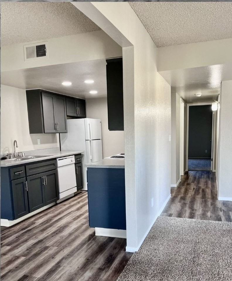 Burgundy House Apartments - Photo 2 of 5