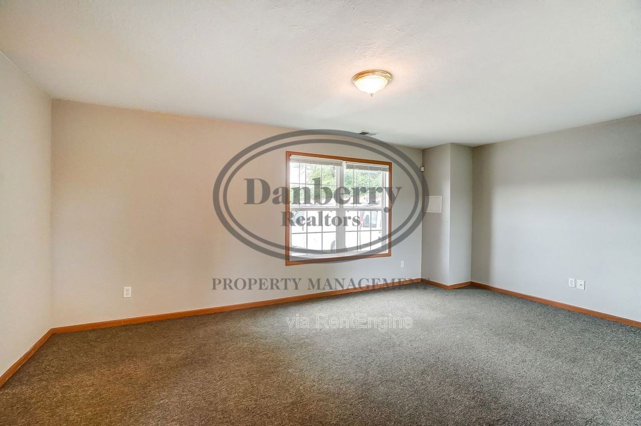 1103 N Byrne Rd #1 - Photo 4 of 37