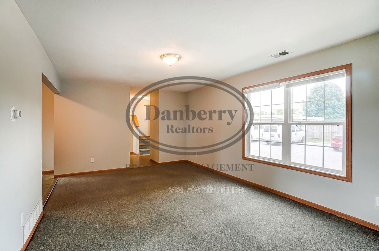 1103 N Byrne Rd #1 - Photo 5 of 37