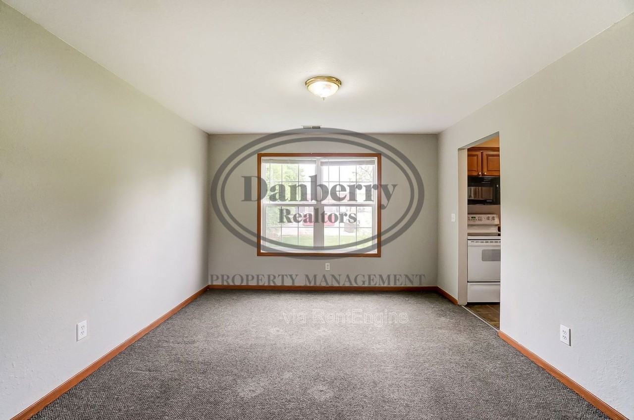 1103 N Byrne Rd #1 - Photo 7 of 37