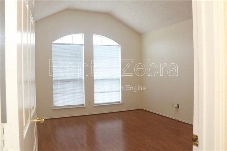 830 Orian Dr - Photo 3 of 13