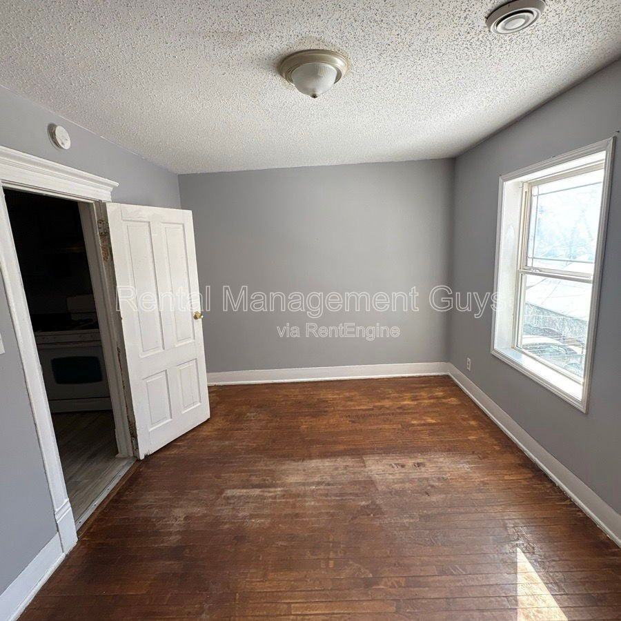 2931 Bryant Ave N #2 - Photo 3 of 18