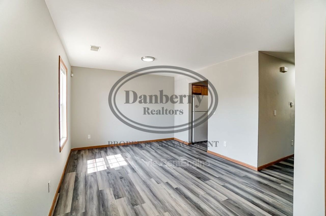 1117 N Byrne Rd #1 - Photo 3 of 38