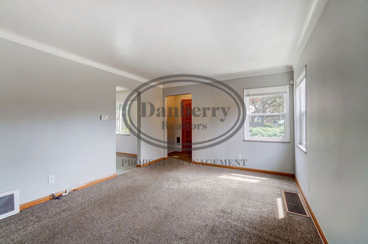 347 Darrow Ave #1 - Photo 5 of 43