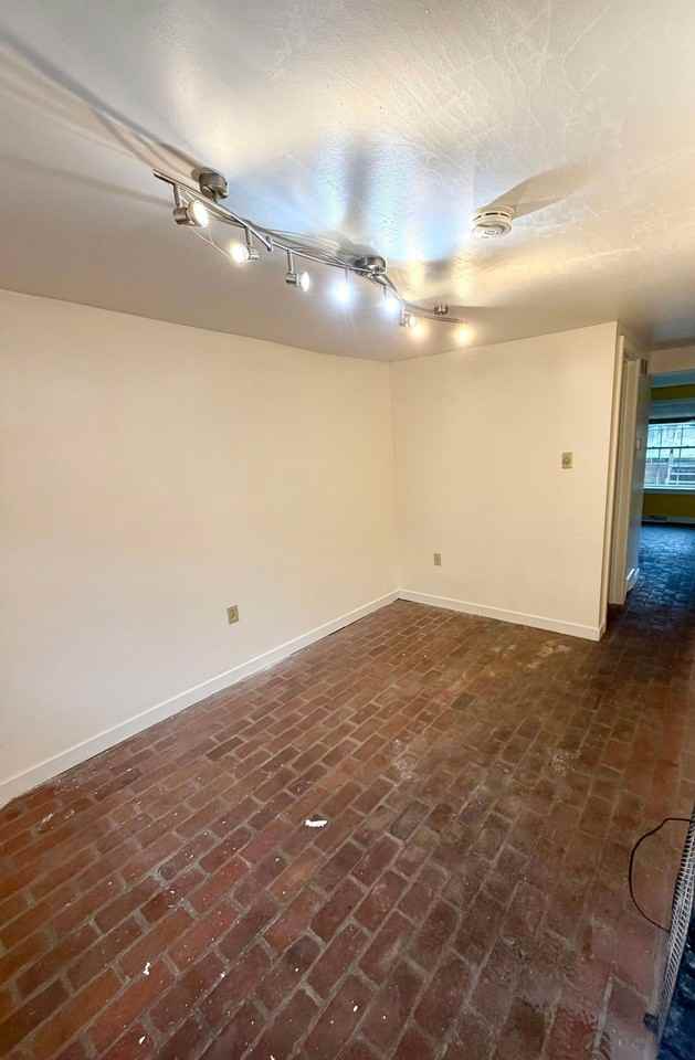 139 Howard Ave - Photo 4 of 19