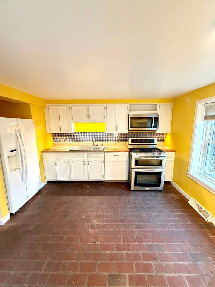 139 Howard Ave - Photo 6 of 19