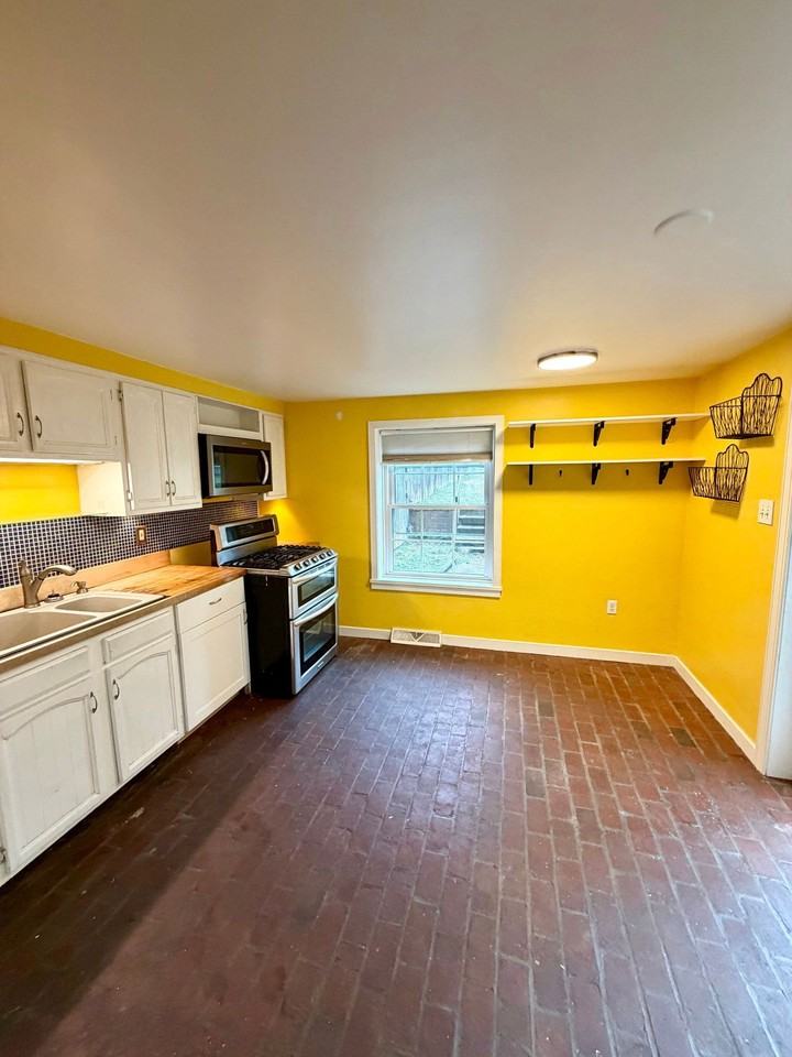 139 Howard Ave - Photo 7 of 19