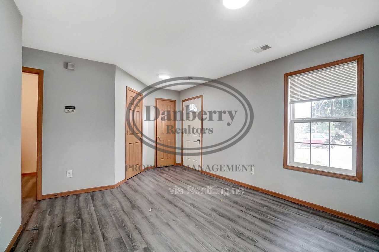 1115 N Byrne Rd #1 - Photo 3 of 39