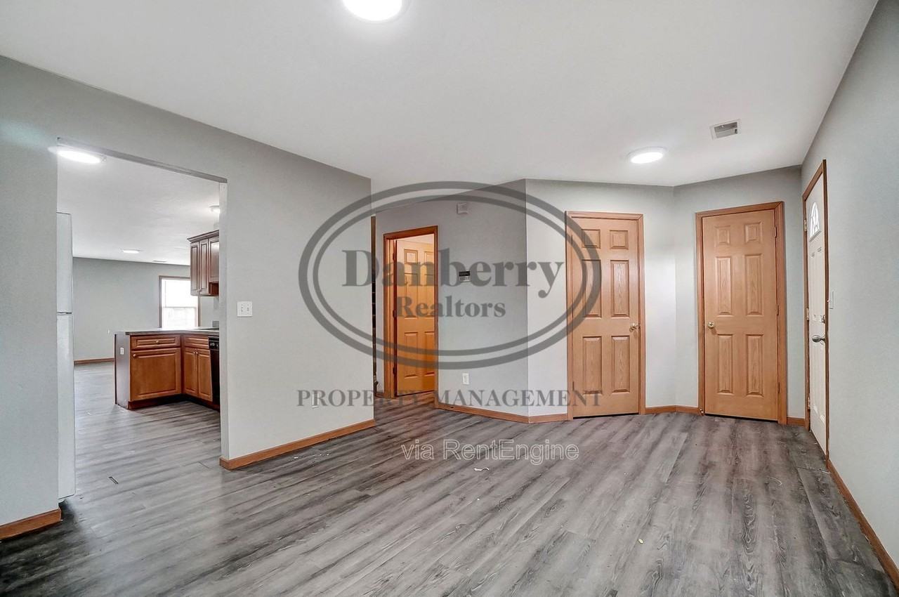 1115 N Byrne Rd #1 - Photo 4 of 39